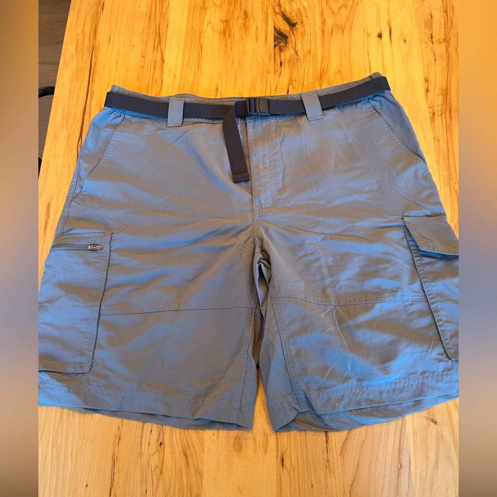 Men’s gray lightweight gray cargo shorts size 36 x 10 with belt
